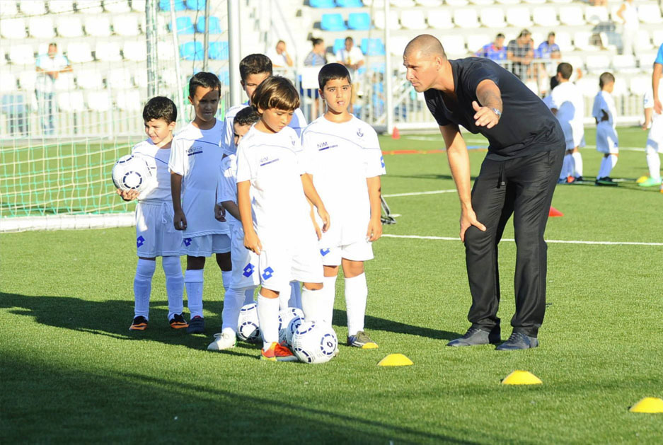 Avi Nimni is briefing young players on their first practice